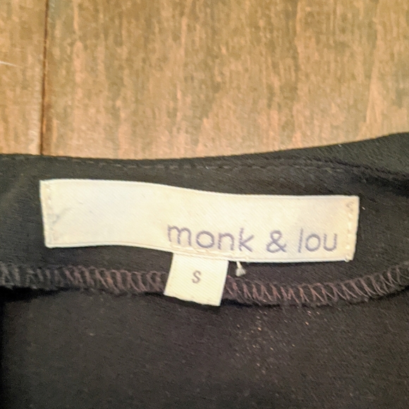 Cute Cropped Monk & Lou Top - Picture 4 of 5